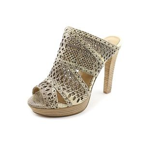 SZ. 8 1/2 BCBG MaxAzria Galinac Leather Heels